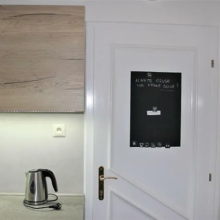 Pat - A Spacious Place Near The Station And Center Apartmán